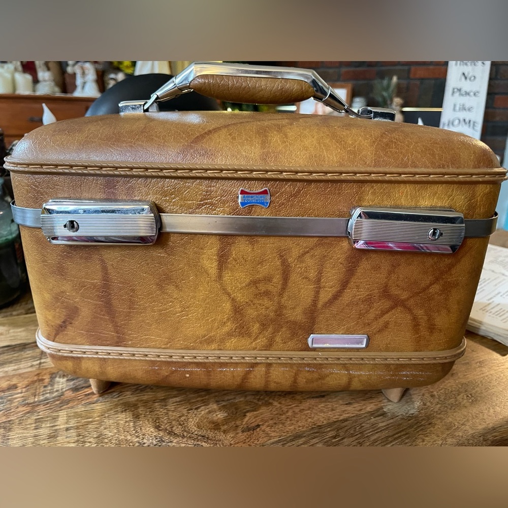 Vintage American Tourister Makeup case in amazing condition.